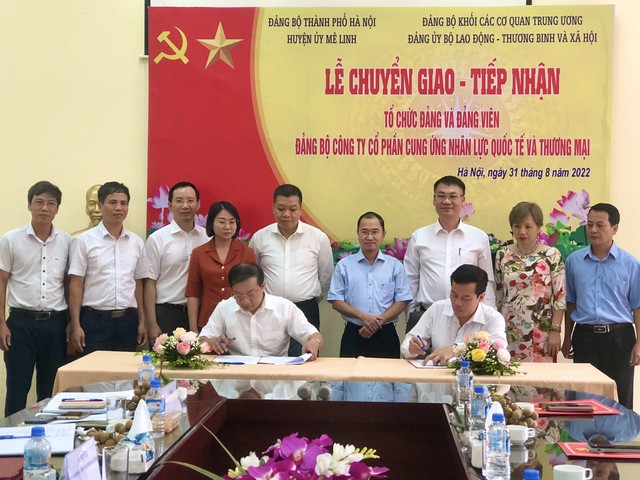 Lễ chuyển giao - tiếp nhận tổ chức Đảng và đảng viên Đảng bộ Công Ty CP cung ứng nhân lực quốc tế và thương mại về Đảng bộ huyện Mê Linh - Ảnh 7.