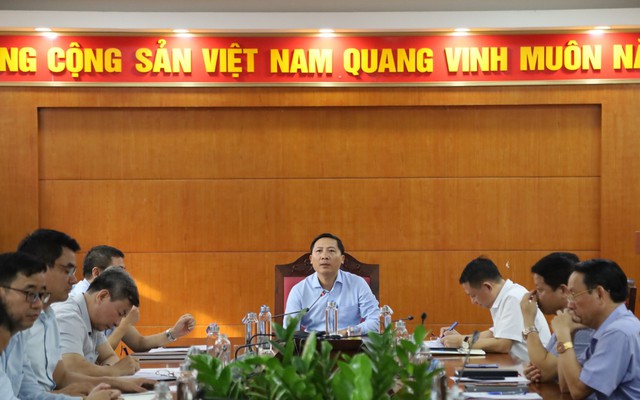 Huyện ủy Mê Linh nghe báo cáo tiến độ triển khai thực hiện Dự án đầu tư xây dựng đường Vành đai 4 - Ảnh 2.