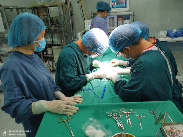 Phẫu thuật tạo hình lỗ tiểu thành công cho bệnh nhi 30 tháng tuổi - Ảnh 1.