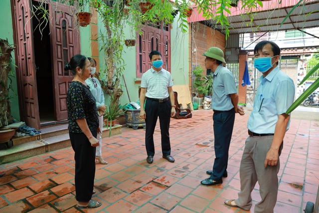 Kiểm tra công tác phòng chống dịch bệnh sốt xuất huyết trên địa bàn huyện Mê Linh - Ảnh 2.