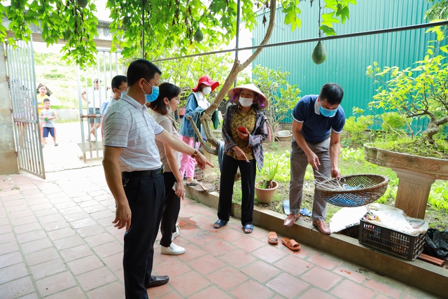 Kiểm tra công tác phòng chống dịch bệnh sốt xuất huyết trên địa bàn huyện Mê Linh - Ảnh 1.