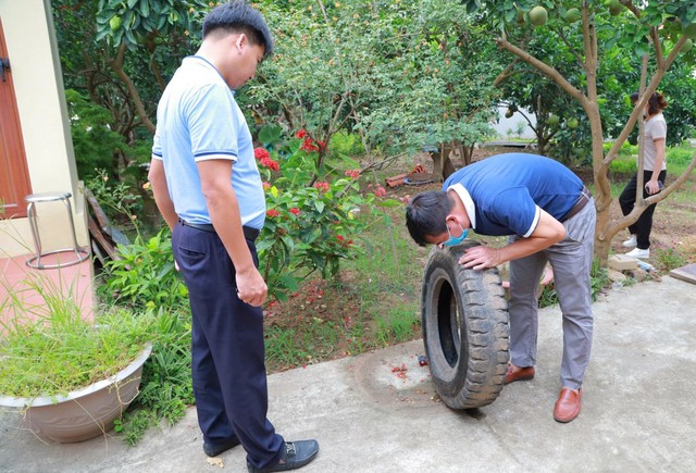 Kiểm tra công tác phòng chống dịch bệnh sốt xuất huyết trên địa bàn huyện Mê Linh - Ảnh 4.