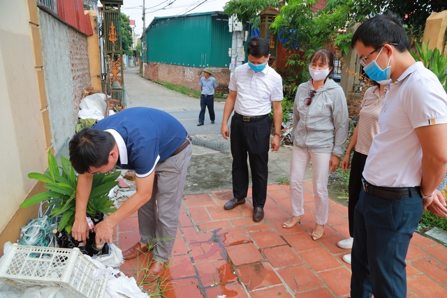 Kiểm tra công tác phòng chống dịch bệnh sốt xuất huyết trên địa bàn huyện Mê Linh - Ảnh 5.