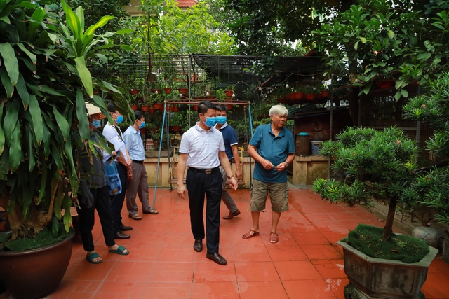 Kiểm tra công tác phòng chống dịch bệnh sốt xuất huyết trên địa bàn huyện Mê Linh - Ảnh 6.