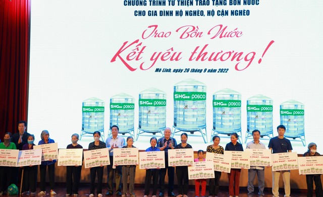 Trao tặng 100 bồn nước cho hộ nghèo tại huyện Mê Linh - Ảnh 3.