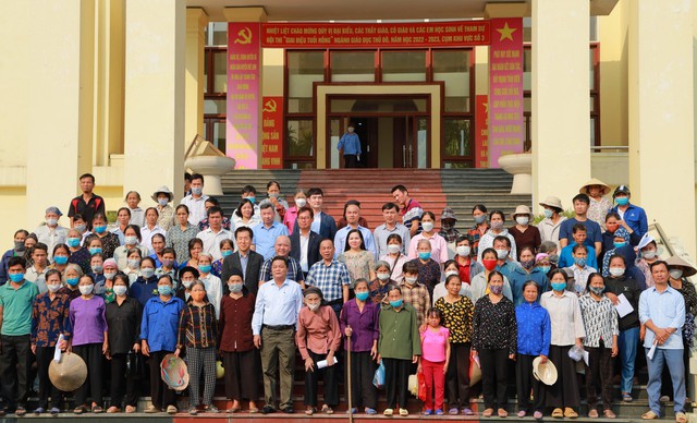 Trao tặng 100 bồn nước cho hộ nghèo tại huyện Mê Linh - Ảnh 5.