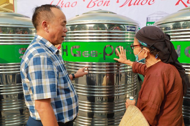 Trao tặng 100 bồn nước cho hộ nghèo tại huyện Mê Linh - Ảnh 6.