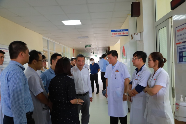 PGS.TS Nguyễn Lân Hiếu và đoàn công tác Bệnh viện Đại học Y Hà Nội thăm và làm việc với Bệnh viện Đa khoa huyện Mê Linh - Ảnh 2.