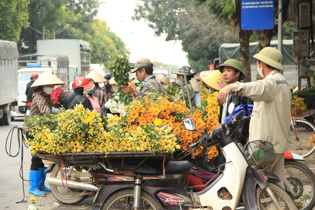 Nhộn nhịp Chợ hoa Mê Linh ngày Tết - Ảnh 18.