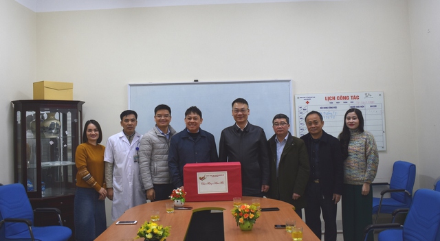 Các đồng chí lãnh đạo huyện Mê Linh thăm, tặng quà một số cơ quan, đơn vị nhân dịp Tết Nguyên đán Quý Mão 2023 - Ảnh 3.