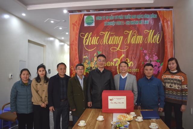 Các đồng chí lãnh đạo huyện Mê Linh thăm, tặng quà một số cơ quan, đơn vị nhân dịp Tết Nguyên đán Quý Mão 2023 - Ảnh 4.