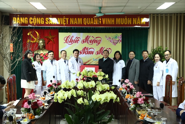 Các đồng chí lãnh đạo huyện Mê Linh thăm, tặng quà một số cơ quan, đơn vị nhân dịp Tết Nguyên đán Quý Mão 2023 - Ảnh 1.