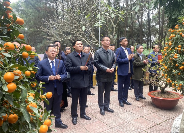 Lãnh đạo huyện Mê Linh dâng hương Đồi 79 Mùa Xuân và Đền Hai Bà Trưng nhân dịp Tết Nguyên đán Nhâm Dần 2023 - Ảnh 1. Lãnh đạo huyện Mê Linh dâng hương Đồi 79 Mùa Xuân và Đền Hai Bà Trưng nhân dịp Tết Nguyên đán Nhâm Dần 2023 - Ảnh 1.