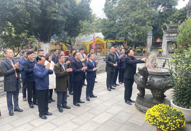 Lãnh đạo huyện Mê Linh dâng hương Đồi 79 Mùa Xuân và Đền Hai Bà Trưng nhân dịp Tết Nguyên đán Nhâm Dần 2023 - Ảnh 2. Lãnh đạo huyện Mê Linh dâng hương Đồi 79 Mùa Xuân và Đền Hai Bà Trưng nhân dịp Tết Nguyên đán Nhâm Dần 2023 - Ảnh 2.