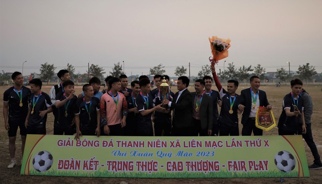 Đội bóng FC Bồng Mạc giành cúp vô địch Giải bóng đá thanh niên xã Liên Mạc lần thứ X - Ảnh 3.