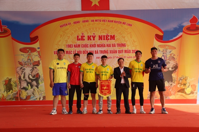 Trao giải các môn thi đấu thể thao tại Lễ hội Đền Hai Bà Trưng Xuân Quý Mão 2023 - Ảnh 3.