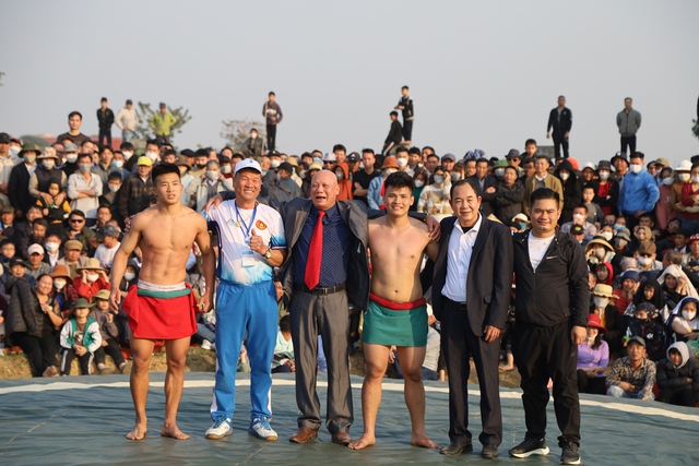 Trao giải các môn thi đấu thể thao tại Lễ hội Đền Hai Bà Trưng Xuân Quý Mão 2023 - Ảnh 8.