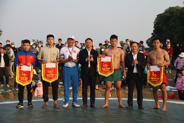 Trao giải các môn thi đấu thể thao tại Lễ hội Đền Hai Bà Trưng Xuân Quý Mão 2023 - Ảnh 1.