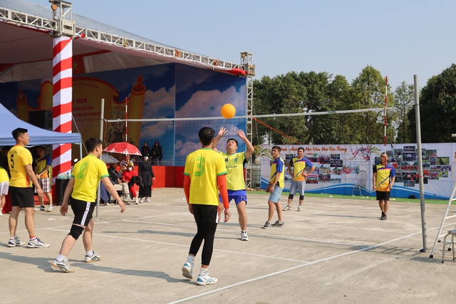Trao giải các môn thi đấu thể thao tại Lễ hội Đền Hai Bà Trưng Xuân Quý Mão 2023 - Ảnh 9.