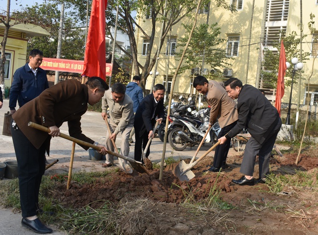 Mê Linh: Sổi nổi ra quân trồng cây đầu Xuân Quý Mão 2023 tại các địa phương - Ảnh 2.
