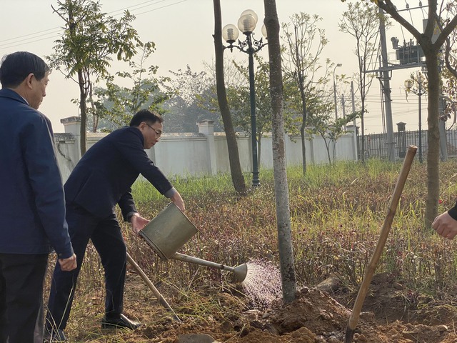Mê Linh: Sổi nổi ra quân trồng cây đầu Xuân Quý Mão 2023 tại các địa phương - Ảnh 8.