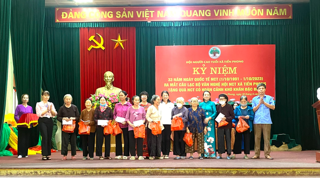 Hội nghị Kỉ niệm 33 năm Ngày Quốc tế Người Cao Tuổi ( 01/10/1991 - 01/10/2023 ). Và Tháng hành động vì NCT Việt Nam. Giao lưu văn nghệ, ra mắt Câu lạc bộ Văn nghệ Hội NCT xã Tiền Phong; Tặng quà cho NCT có hoàn cảnh khó khăn đặc biệt. - Ảnh 3. Hội nghị Kỉ niệm 33 năm Ngày Quốc tế Người Cao Tuổi ( 01/10/1991 - 01/10/2023 ). Và Tháng hành động vì NCT Việt Nam. Giao lưu văn nghệ, ra mắt Câu lạc bộ Văn nghệ Hội NCT xã Tiền Phong; Tặng quà cho NCT có hoàn cảnh khó khăn đặc biệt. - Ảnh 3.