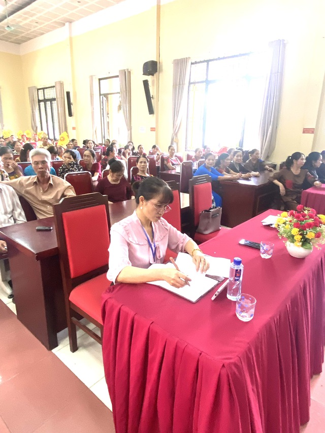 Hội nghị Kỉ niệm 33 năm Ngày Quốc tế Người Cao Tuổi ( 01/10/1991 - 01/10/2023 ). Và Tháng hành động vì NCT Việt Nam. Giao lưu văn nghệ, ra mắt Câu lạc bộ Văn nghệ Hội NCT xã Tiền Phong; Tặng quà cho NCT có hoàn cảnh khó khăn đặc biệt. - Ảnh 13. Hội nghị Kỉ niệm 33 năm Ngày Quốc tế Người Cao Tuổi ( 01/10/1991 - 01/10/2023 ). Và Tháng hành động vì NCT Việt Nam. Giao lưu văn nghệ, ra mắt Câu lạc bộ Văn nghệ Hội NCT xã Tiền Phong; Tặng quà cho NCT có hoàn cảnh khó khăn đặc biệt. - Ảnh 13.