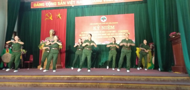 Hội nghị Kỉ niệm 33 năm Ngày Quốc tế Người Cao Tuổi ( 01/10/1991 - 01/10/2023 ). Và Tháng hành động vì NCT Việt Nam. Giao lưu văn nghệ, ra mắt Câu lạc bộ Văn nghệ Hội NCT xã Tiền Phong; Tặng quà cho NCT có hoàn cảnh khó khăn đặc biệt. - Ảnh 9. Hội nghị Kỉ niệm 33 năm Ngày Quốc tế Người Cao Tuổi ( 01/10/1991 - 01/10/2023 ). Và Tháng hành động vì NCT Việt Nam. Giao lưu văn nghệ, ra mắt Câu lạc bộ Văn nghệ Hội NCT xã Tiền Phong; Tặng quà cho NCT có hoàn cảnh khó khăn đặc biệt. - Ảnh 9.