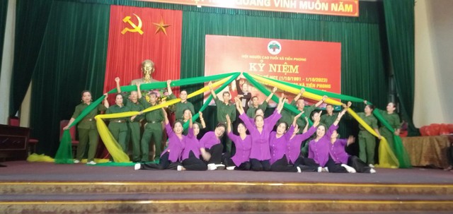 Hội nghị Kỉ niệm 33 năm Ngày Quốc tế Người Cao Tuổi ( 01/10/1991 - 01/10/2023 ). Và Tháng hành động vì NCT Việt Nam. Giao lưu văn nghệ, ra mắt Câu lạc bộ Văn nghệ Hội NCT xã Tiền Phong; Tặng quà cho NCT có hoàn cảnh khó khăn đặc biệt. - Ảnh 4. Hội nghị Kỉ niệm 33 năm Ngày Quốc tế Người Cao Tuổi ( 01/10/1991 - 01/10/2023 ). Và Tháng hành động vì NCT Việt Nam. Giao lưu văn nghệ, ra mắt Câu lạc bộ Văn nghệ Hội NCT xã Tiền Phong; Tặng quà cho NCT có hoàn cảnh khó khăn đặc biệt. - Ảnh 4.