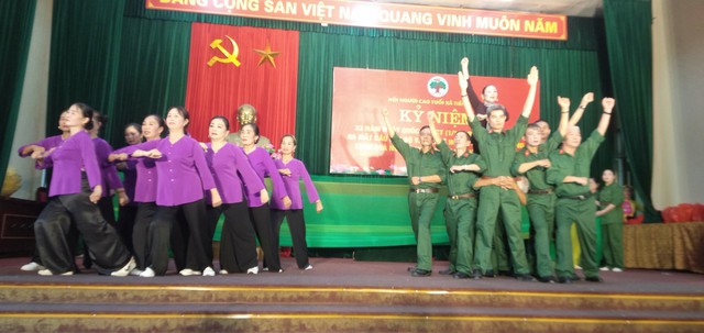 Hội nghị Kỉ niệm 33 năm Ngày Quốc tế Người Cao Tuổi ( 01/10/1991 - 01/10/2023 ). Và Tháng hành động vì NCT Việt Nam. Giao lưu văn nghệ, ra mắt Câu lạc bộ Văn nghệ Hội NCT xã Tiền Phong; Tặng quà cho NCT có hoàn cảnh khó khăn đặc biệt. - Ảnh 10. Hội nghị Kỉ niệm 33 năm Ngày Quốc tế Người Cao Tuổi ( 01/10/1991 - 01/10/2023 ). Và Tháng hành động vì NCT Việt Nam. Giao lưu văn nghệ, ra mắt Câu lạc bộ Văn nghệ Hội NCT xã Tiền Phong; Tặng quà cho NCT có hoàn cảnh khó khăn đặc biệt. - Ảnh 10.