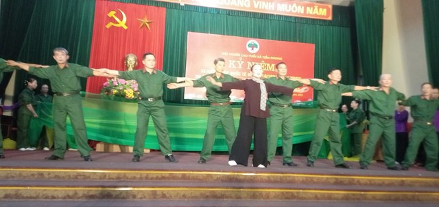 Hội nghị Kỉ niệm 33 năm Ngày Quốc tế Người Cao Tuổi ( 01/10/1991 - 01/10/2023 ). Và Tháng hành động vì NCT Việt Nam. Giao lưu văn nghệ, ra mắt Câu lạc bộ Văn nghệ Hội NCT xã Tiền Phong; Tặng quà cho NCT có hoàn cảnh khó khăn đặc biệt. - Ảnh 6. Hội nghị Kỉ niệm 33 năm Ngày Quốc tế Người Cao Tuổi ( 01/10/1991 - 01/10/2023 ). Và Tháng hành động vì NCT Việt Nam. Giao lưu văn nghệ, ra mắt Câu lạc bộ Văn nghệ Hội NCT xã Tiền Phong; Tặng quà cho NCT có hoàn cảnh khó khăn đặc biệt. - Ảnh 6.