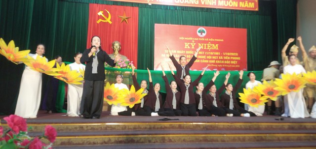 Hội nghị Kỉ niệm 33 năm Ngày Quốc tế Người Cao Tuổi ( 01/10/1991 - 01/10/2023 ). Và Tháng hành động vì NCT Việt Nam. Giao lưu văn nghệ, ra mắt Câu lạc bộ Văn nghệ Hội NCT xã Tiền Phong; Tặng quà cho NCT có hoàn cảnh khó khăn đặc biệt. - Ảnh 2. Hội nghị Kỉ niệm 33 năm Ngày Quốc tế Người Cao Tuổi ( 01/10/1991 - 01/10/2023 ). Và Tháng hành động vì NCT Việt Nam. Giao lưu văn nghệ, ra mắt Câu lạc bộ Văn nghệ Hội NCT xã Tiền Phong; Tặng quà cho NCT có hoàn cảnh khó khăn đặc biệt. - Ảnh 2.