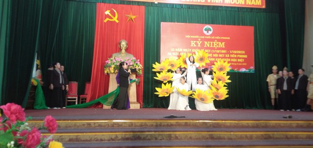 Hội nghị Kỉ niệm 33 năm Ngày Quốc tế Người Cao Tuổi ( 01/10/1991 - 01/10/2023 ). Và Tháng hành động vì NCT Việt Nam. Giao lưu văn nghệ, ra mắt Câu lạc bộ Văn nghệ Hội NCT xã Tiền Phong; Tặng quà cho NCT có hoàn cảnh khó khăn đặc biệt. - Ảnh 5. Hội nghị Kỉ niệm 33 năm Ngày Quốc tế Người Cao Tuổi ( 01/10/1991 - 01/10/2023 ). Và Tháng hành động vì NCT Việt Nam. Giao lưu văn nghệ, ra mắt Câu lạc bộ Văn nghệ Hội NCT xã Tiền Phong; Tặng quà cho NCT có hoàn cảnh khó khăn đặc biệt. - Ảnh 5.