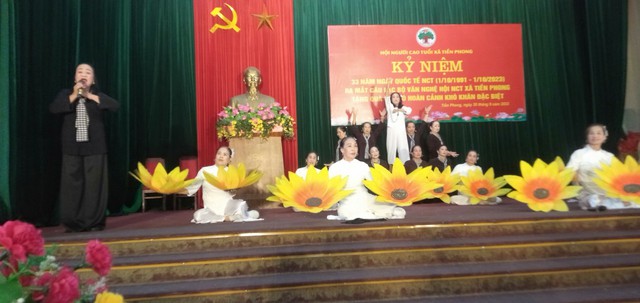 Hội nghị Kỉ niệm 33 năm Ngày Quốc tế Người Cao Tuổi ( 01/10/1991 - 01/10/2023 ). Và Tháng hành động vì NCT Việt Nam. Giao lưu văn nghệ, ra mắt Câu lạc bộ Văn nghệ Hội NCT xã Tiền Phong; Tặng quà cho NCT có hoàn cảnh khó khăn đặc biệt. - Ảnh 14. Hội nghị Kỉ niệm 33 năm Ngày Quốc tế Người Cao Tuổi ( 01/10/1991 - 01/10/2023 ). Và Tháng hành động vì NCT Việt Nam. Giao lưu văn nghệ, ra mắt Câu lạc bộ Văn nghệ Hội NCT xã Tiền Phong; Tặng quà cho NCT có hoàn cảnh khó khăn đặc biệt. - Ảnh 14.