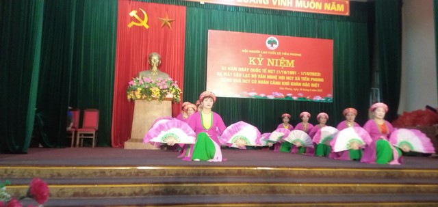 Hội nghị Kỉ niệm 33 năm Ngày Quốc tế Người Cao Tuổi ( 01/10/1991 - 01/10/2023 ). Và Tháng hành động vì NCT Việt Nam. Giao lưu văn nghệ, ra mắt Câu lạc bộ Văn nghệ Hội NCT xã Tiền Phong; Tặng quà cho NCT có hoàn cảnh khó khăn đặc biệt. - Ảnh 11. Hội nghị Kỉ niệm 33 năm Ngày Quốc tế Người Cao Tuổi ( 01/10/1991 - 01/10/2023 ). Và Tháng hành động vì NCT Việt Nam. Giao lưu văn nghệ, ra mắt Câu lạc bộ Văn nghệ Hội NCT xã Tiền Phong; Tặng quà cho NCT có hoàn cảnh khó khăn đặc biệt. - Ảnh 11.