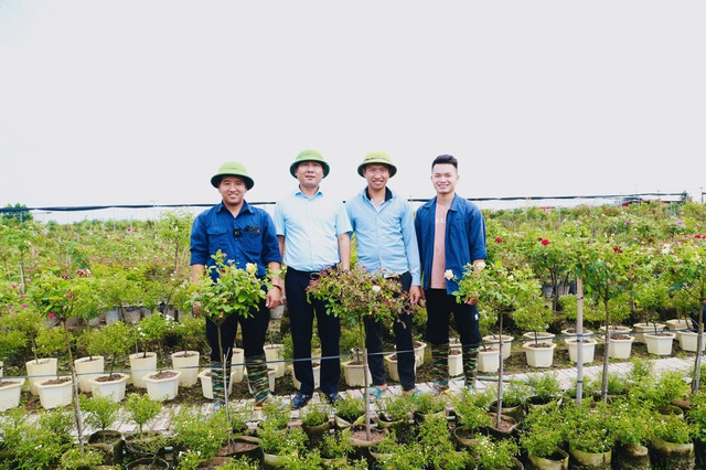 Mê Linh: Phát triển làng nghề trồng hoa gắn với du lịch trải nghiệm - Ảnh 4. Mê Linh: Phát triển làng nghề trồng hoa gắn với du lịch trải nghiệm - Ảnh 4.