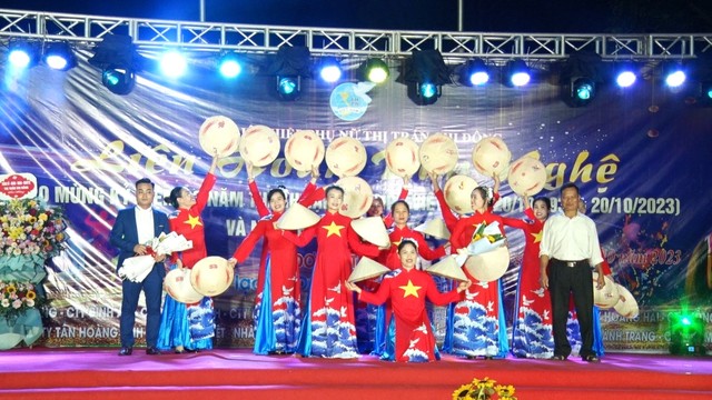Hội Liên hiệp Phụ nữ thị trấn Chi Đông tổ chức Liên hoan văn nghệ chào mừng kỷ niệm 93 năm thành lập Hội liên hiệp phụ nữ Việt Nam 20/10 và Ngày phụ nữ Việt Nam 20/10 - Ảnh 5. Hội Liên hiệp Phụ nữ thị trấn Chi Đông tổ chức Liên hoan văn nghệ chào mừng kỷ niệm 93 năm thành lập Hội liên hiệp phụ nữ Việt Nam 20/10 và Ngày phụ nữ Việt Nam 20/10 - Ảnh 5.