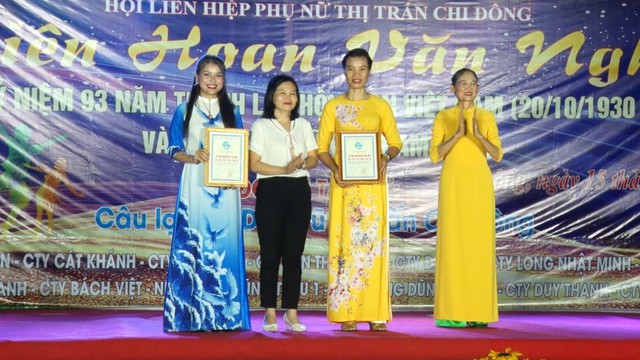 Hội Liên hiệp Phụ nữ thị trấn Chi Đông tổ chức Liên hoan văn nghệ chào mừng kỷ niệm 93 năm thành lập Hội liên hiệp phụ nữ Việt Nam 20/10 và Ngày phụ nữ Việt Nam 20/10 - Ảnh 7. Hội Liên hiệp Phụ nữ thị trấn Chi Đông tổ chức Liên hoan văn nghệ chào mừng kỷ niệm 93 năm thành lập Hội liên hiệp phụ nữ Việt Nam 20/10 và Ngày phụ nữ Việt Nam 20/10 - Ảnh 7.