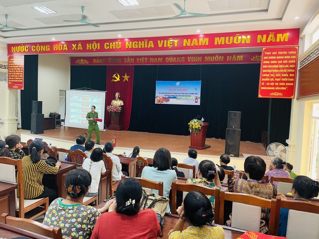 Hội LHPN Huyện tổ chức hội nghị tập huấn kiến thức về phòng cháy chữa cháy và hướng dẫn sử dụng phương tiện chữa cháy ban đầu - Ảnh 1. Hội LHPN Huyện tổ chức hội nghị tập huấn kiến thức về phòng cháy chữa cháy và hướng dẫn sử dụng phương tiện chữa cháy ban đầu - Ảnh 1.