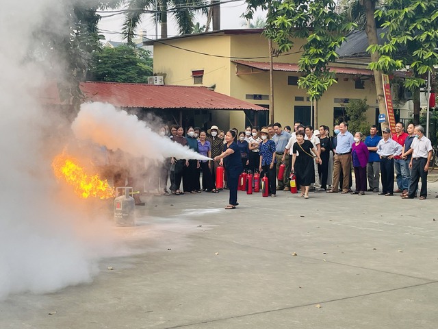 Hội LHPN Huyện tổ chức hội nghị tập huấn kiến thức về phòng cháy chữa cháy và hướng dẫn sử dụng phương tiện chữa cháy ban đầu - Ảnh 2. Hội LHPN Huyện tổ chức hội nghị tập huấn kiến thức về phòng cháy chữa cháy và hướng dẫn sử dụng phương tiện chữa cháy ban đầu - Ảnh 2.