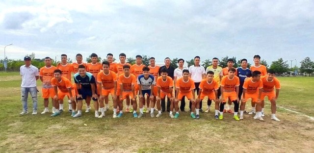 Trận Chung kết không khoan nhượng và cống hiến của đội bóng xã Thanh Lâm và đội bóng thị trấn Chi Đông - Ảnh 2. Trận Chung kết không khoan nhượng và cống hiến của đội bóng xã Thanh Lâm và đội bóng thị trấn Chi Đông - Ảnh 2.