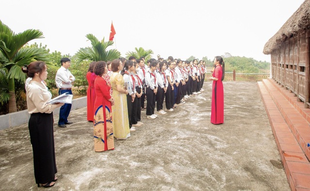 Hoạt động trải nghiệm của học sinh tìm hiểu về truyền thống lịch sử, văn hóa, cách mạng huyện Mê Linh - Ảnh 1. Hoạt động trải nghiệm của học sinh tìm hiểu về truyền thống lịch sử, văn hóa, cách mạng huyện Mê Linh - Ảnh 1.
