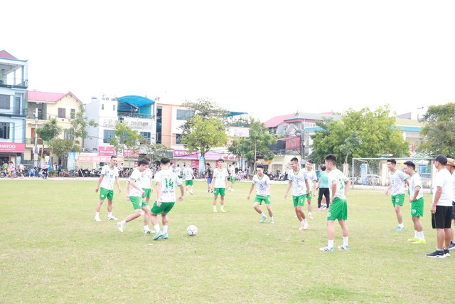 Trận Chung kết không khoan nhượng và cống hiến của đội bóng xã Thanh Lâm và đội bóng thị trấn Chi Đông - Ảnh 4. Trận Chung kết không khoan nhượng và cống hiến của đội bóng xã Thanh Lâm và đội bóng thị trấn Chi Đông - Ảnh 4.