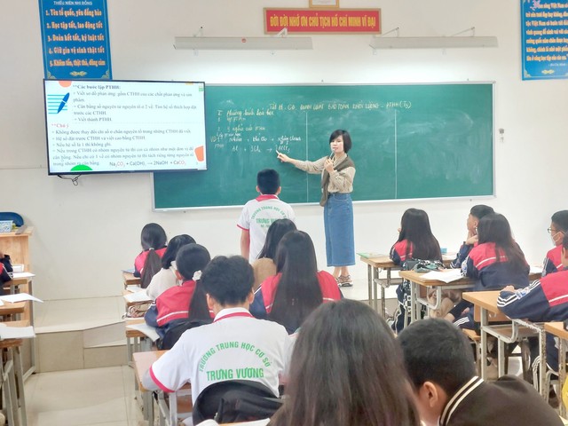 Nhà giáo ưu tú Phạm Thị Thu Hường tận tâm với sự nghiệp "Trồng người"- Ảnh 1.