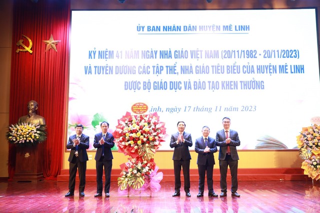 Huyện Mê Linh kỷ niệm 41 năm ngày Nhà giáo Việt Nam và tuyên dương các tập thể, nhà giáo tiêu biểu- Ảnh 1. Huyện Mê Linh kỷ niệm 41 năm ngày Nhà giáo Việt Nam và tuyên dương các tập thể, nhà giáo tiêu biểu- Ảnh 1.
