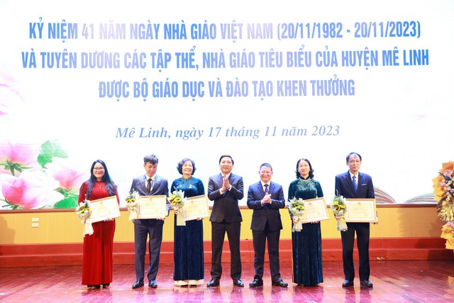 Huyện Mê Linh kỷ niệm 41 năm ngày Nhà giáo Việt Nam và tuyên dương các tập thể, nhà giáo tiêu biểu- Ảnh 3. Huyện Mê Linh kỷ niệm 41 năm ngày Nhà giáo Việt Nam và tuyên dương các tập thể, nhà giáo tiêu biểu- Ảnh 3.