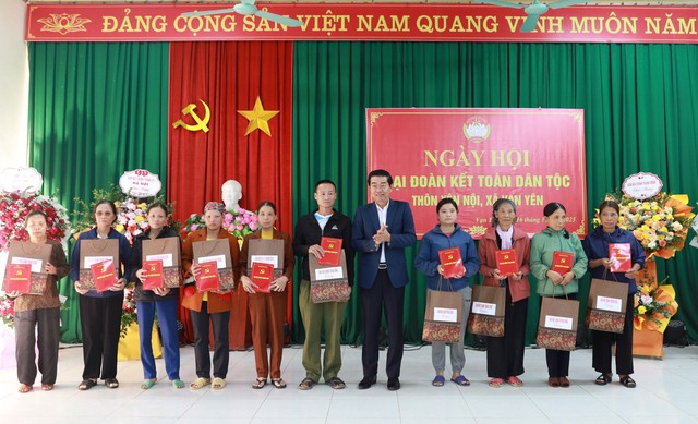 Phó trưởng Ban Thường trực Ban Nội chính Trung ương Võ Văn Dũng chung vui Ngày hội đại đoàn kết tại xã Vạn Yên- Ảnh 5. Phó trưởng Ban Thường trực Ban Nội chính Trung ương Võ Văn Dũng chung vui Ngày hội đại đoàn kết tại xã Vạn Yên- Ảnh 5.