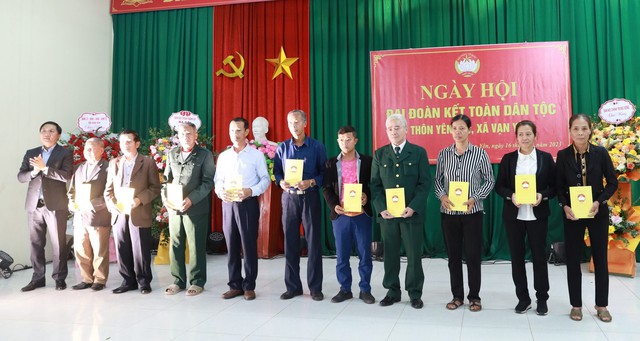Phó trưởng Ban Thường trực Ban Nội chính Trung ương Võ Văn Dũng chung vui Ngày hội đại đoàn kết tại xã Vạn Yên- Ảnh 3. Phó trưởng Ban Thường trực Ban Nội chính Trung ương Võ Văn Dũng chung vui Ngày hội đại đoàn kết tại xã Vạn Yên- Ảnh 3.