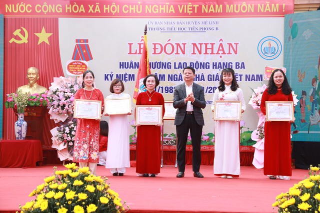 Bí thư Huyện ủy Nguyễn Thanh Liêm dự Lễ đón nhận Huân chương lao động hạng Ba của Trường Tiểu học Tiền Phong B- Ảnh 3. Bí thư Huyện ủy Nguyễn Thanh Liêm dự Lễ đón nhận Huân chương lao động hạng Ba của Trường Tiểu học Tiền Phong B- Ảnh 3.