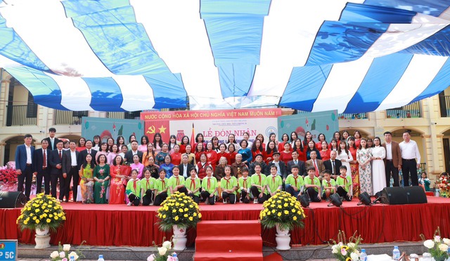 Bí thư Huyện ủy Nguyễn Thanh Liêm dự Lễ đón nhận Huân chương lao động hạng Ba của Trường Tiểu học Tiền Phong B- Ảnh 4. Bí thư Huyện ủy Nguyễn Thanh Liêm dự Lễ đón nhận Huân chương lao động hạng Ba của Trường Tiểu học Tiền Phong B- Ảnh 4.